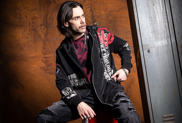 Original Sinner / Det handler ikke om p&aelig;ne looks. Original Sinners-kollektionen st&aring;r for rock- og bikerinspireret streetwear: r&aring;, rebellisk og autentisk. M&oslash;rke, udvaskede farvenuancer, used-look og tatoverings&aelig;stetik former et klart designsprog. D&oslash;dningehoveder, vinger, kors og heraldik m&oslash;der vintage-inspireret typografi &ndash; hvert stykke virker som et statement-piece med h&oslash;j genkendelsesv&aelig;rdi.Omhyggeligt udf&oslash;rte prints &ndash; fra front til allover &ndash; smelter sammen med broderier, patches og strukturerede overflader. Sn&oslash;ringer, b&aring;nd, r&aring; kanter samt slidte detaljer giver dybde og attitude; batik- og acid-wash-effekter skaber en karakterfuld patina. Silhuetterne er gennempr&oslash;vede og pr&aelig;cist sk&aring;ret: t&aelig;tsiddende T-shirts og longsleeves, lag-p&aring;-lag-items som hoodies, zip-jakker og veste. Til kvinder taljeret med subtile, feminine accenter; til m&aelig;nd maskulin og kropsn&aelig;r. Classic fits, moderne for&aelig;dlet.Original Sinners er rockt&oslash;j med karakter &ndash; kompromisl&oslash;st i stil, h&oslash;j kvalitet i udf&oslash;relsen og langt fra kortvarige trends. For alle, der ikke beh&oslash;ver at forklare deres look, men b&aelig;rer det. Tidl&oslash;se rockstile, moderne fortolket og lavet til gaden. Original Sinners &ndash; lavet til de ukonforme. / Opdag nu!