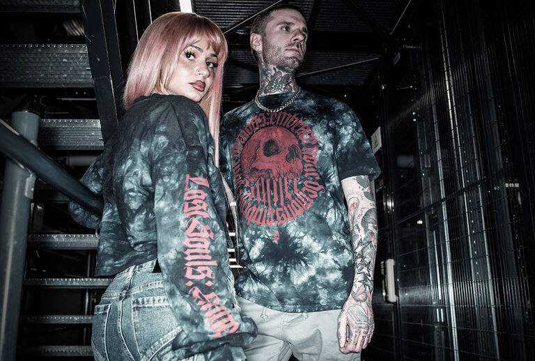 Lost Souls / Lost Souls combines youthful streetwear styles with a dark, modern aesthetic. Deep tie-dye washes in black and red meet raw-looking graphics and striking prints, lending each piece a mystical intensity.The collection features precise, contemporary cuts: T-shirts, hoodies, jumpers, cropped tops and joggers create urban silhouettes that look casual, modern and full of character. Textured details, patches and wash effects enhance the individual look. / Opdag nu!