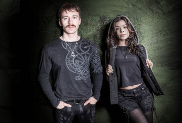 Celtic Snake / Her handler det ikke om pjank. Denne Black Premium by EMP-kollektion er r&aring;, kraftfuld og fuld af symbolik. I centrum st&aring;r slangen &ndash; et urgammelt tegn p&aring; styrke, forandring og uovervindelighed. Kombineret med kraftfulde knudedesigns opst&aring;r et look, som ikke sp&oslash;rger om tilladelse, men viser karakter.Vi har udviklet eksklusive prints og broderier, som er tegnet med h&aring;rd, kompromisl&oslash;s detaljering og g&oslash;r hvert stykke straks genkendeligt. Alt suppleres af s&aelig;rlige trims som individuelt designede knapper og snoreender, der g&oslash;r hvert stykke til noget enest&aring;ende.Denne kollektion s&oslash;rger for, at du skiller dig ud! G&aring; din egen vej med vores Celtic Snake-kollektion fra Black Premium by EMP &ndash; skabt til den uafh&aelig;ngige. / Opdag nu!