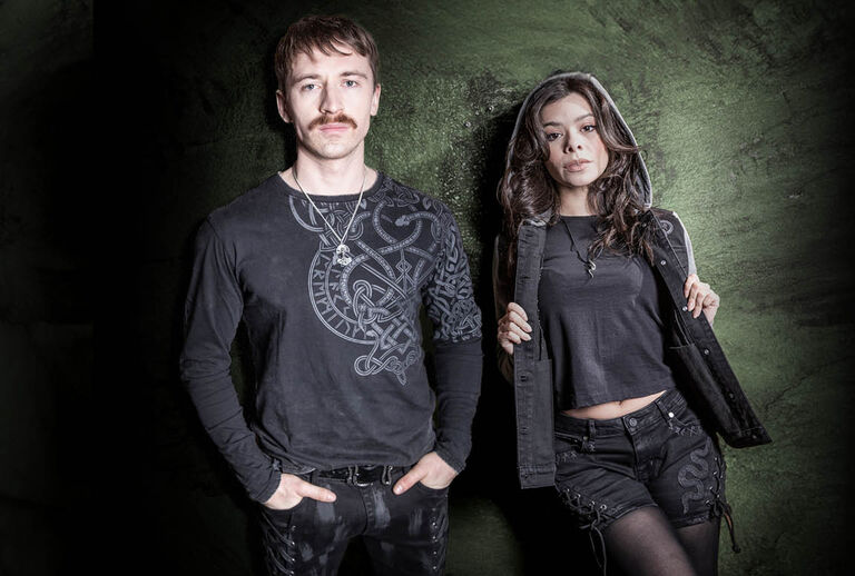 Celtic Snake / Her handler det ikke om pjank. Denne Black Premium by EMP-kollektion er r&aring;, kraftfuld og fuld af symbolik. I centrum st&aring;r slangen &ndash; et urgammelt tegn p&aring; styrke, forandring og uovervindelighed. Kombineret med kraftfulde knudedesigns opst&aring;r et look, som ikke sp&oslash;rger om tilladelse, men viser karakter.Vi har udviklet eksklusive prints og broderier, som er tegnet med h&aring;rd, kompromisl&oslash;s detaljering og g&oslash;r hvert stykke straks genkendeligt. Alt suppleres af s&aelig;rlige trims som individuelt designede knapper og snoreender, der g&oslash;r hvert stykke til noget enest&aring;ende.Denne kollektion s&oslash;rger for, at du skiller dig ud! G&aring; din egen vej med vores Celtic Snake-kollektion fra Black Premium by EMP &ndash; skabt til den uafh&aelig;ngige. / Opdag nu!