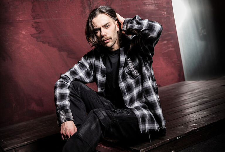 Pagan Roots / Denne Pagan Roots-kollektion tager ur&aelig;ldgammel symbolik op: runer, beskyttelsescirkler og folkloristiske tegn, der ser ud, som om de er sk&aring;ret af ritualtr&aelig;. Sorte og m&oslash;rker&oslash;de toner med r&aring; vaskninger minder om jord, gl&oslash;d og nattelige ceremonier.Hvert stykke b&aelig;rer denne symbolske verden synligt p&aring; huden &mdash; enten som et stort d&aelig;kkende tegn eller som en subtil baggrund, der minder om forvitrede fresker. Designene fremst&aring;r som moderne artefakter fra Pagan Rite & Folklore.Med nye oversized-fits opst&aring;r en kraftfuld silhuet, der st&aring;r mellem ritualt&oslash;j og streetwear. T&oslash;j, der ser ud, som om det har sine r&oslash;dder dybt forankret i den gamle jord. / Opdag nu!