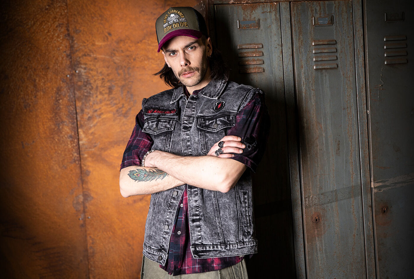 Free Spirit / Free‑Spirit‑kollektionen bringer en frisk vintagebrise til din stil: en blanding af markant vintage‑ og rockabilly‑&aelig;stetik, for&aelig;dlet med i&oslash;jefaldende dyreprint og et moderne oil‑wash‑finish. Hvert look fremst&aring;r bevidst forvasket, autentisk og rebelsk &ndash; og forbliver alligevel tidl&oslash;st.Klassiske motiver tr&aelig;der i et nyt lys og forvandler sig til afslappede rockabilly‑statements. Derudover kommer udvalgte pieces som beachshorts, puffer‑styles, trucker‑caps med kord‑visor og matchende b&aelig;lter, der perfekt indfanger den ubundne free‑spirit‑vibe. / Opdag nu!