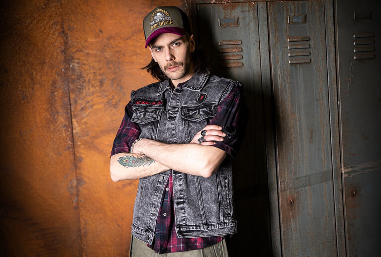 Free Spirit / The Free Spirit collection brings a fresh vintage vibe to your style: a mix of striking vintage and rockabilly aesthetics, enhanced with eye-catching animal prints and a modern oil wash finish. Every look has a deliberately washed-out, authentic and rebellious feel &ndash; yet remains timeless.Classic motifs appear in a new light and are transformed into casual rockabilly statements. Added to this are selected pieces such as beach shorts, puffer styles, trucker caps with corduroy visors and matching belts that perfectly capture the free-spirited vibe.The focus is on shirts, T-shirts, tops and leggings, all with a genuine vintage look and feel, oil wash treatment and animal prints that define the collection's unmistakable retro character. / Opdag nu!