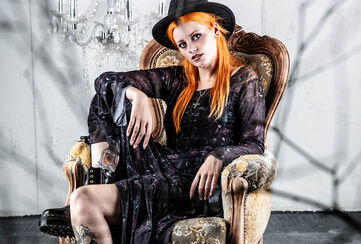 Mystical Woods / Mystical Woods f&oslash;rer dig ind i en whimsigothisk verden: hekseurter, m&oslash;l og himmelske elementer er trykt, broderet og pr&aelig;get p&aring; flydende stoffer. Inspirationen kommer fra Stevie Nicks' flydende outfits og popkulturelle heksedklassikere som "Charmed". Denne "Whimsigoth"-stil er den mere farverige, yngre hekses&oslash;ster til den romantiske goth-stil.Et af h&oslash;jdepunkterne i sommerkollektionen er en hat med skygge i h&oslash;j kvalitet 100 % uldfilt med broderi p&aring; den indvendige skygge. Vi har valgt 100 % uld for at sikre den bedste kvalitet, s&aring; du kan have gl&aelig;de af dette produkt i lang tid. / Opdag nu!