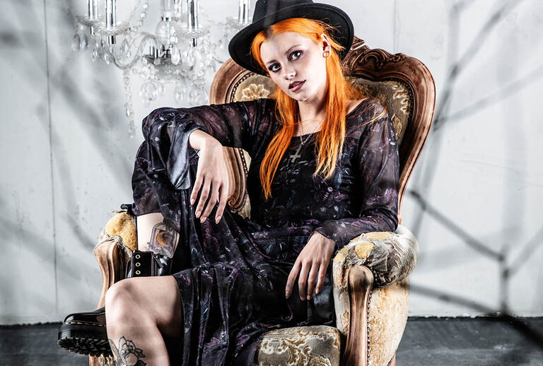 Mystical Woods / Mystical Woods f&oslash;rer dig ind i en whimsigothisk verden: hekseurter, m&oslash;l og himmelske elementer er trykt, broderet og pr&aelig;get p&aring; flydende stoffer. Inspirationen kommer fra Stevie Nicks' flydende outfits og popkulturelle heksedklassikere som "Charmed". Denne "Whimsigoth"-stil er den mere farverige, yngre hekses&oslash;ster til den romantiske goth-stil.Et af h&oslash;jdepunkterne i sommerkollektionen er en hat med skygge i h&oslash;j kvalitet 100 % uldfilt med broderi p&aring; den indvendige skygge. Vi har valgt 100 % uld for at sikre den bedste kvalitet, s&aring; du kan have gl&aelig;de af dette produkt i lang tid. / Opdag nu!