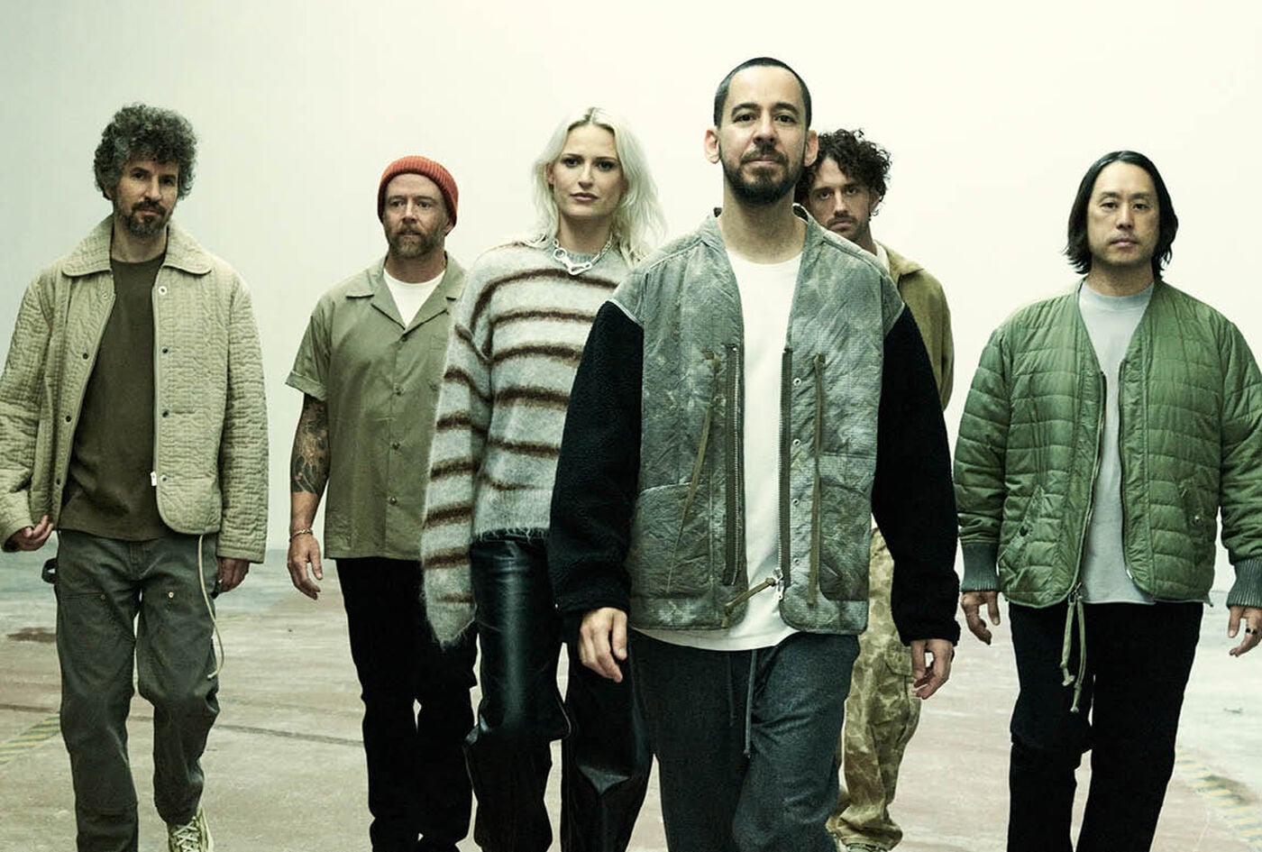 Linkin Park er un&aelig;gtelig et af de mest indflydelsesrige rockbands gennem tiderne, med utallige uforglemmelige hits, der har formet musiklandskabet.Nu, syv &aring;r efter deres sidste album og det hjertesk&aelig;rende tab af Chester Bennington, er de tilbage med deres kraftfulde nye udgivelse: From Zero.G&aring; ikke glip af dette &oslash;jeblik - tjek det nye album ud og udforsk deres seneste merch!