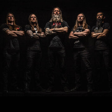 Amon Amarth kombinerer episke melodier med gribende fort&aelig;llinger fra nordiske legender!Tr&aelig;d l&aelig;ngere ind i en verden af ​​tordnende riffs og heroiske bedrifter:Snup din eksklusive Amon Amarth merch i dag!