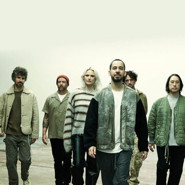 Linkin Park er un&aelig;gtelig et af de mest indflydelsesrige rockbands gennem tiderne, med utallige uforglemmelige hits, der har formet musiklandskabet.Nu, syv &aring;r efter deres sidste album og det hjertesk&aelig;rende tab af Chester Bennington, er de tilbage med deres kraftfulde nye udgivelse: From Zero.G&aring; ikke glip af dette &oslash;jeblik - tjek det nye album ud og udforsk deres seneste merch!