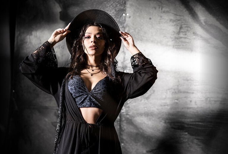 Rooted In Reverance / Her handler det ikke om pjank. Denne Black Premium by EMP-kollektion er r&aring;, kraftfuld og fuld af symbolik. I centrum st&aring;r slangen &ndash; et urgammelt tegn p&aring; styrke, forandring og uovervindelighed. Kombineret med kraftfulde knudedesigns opst&aring;r et look, som ikke sp&oslash;rger om tilladelse, men viser karakter.Vi har udviklet eksklusive prints og broderier, som er tegnet med h&aring;rd, kompromisl&oslash;s detaljering og g&oslash;r hvert stykke straks genkendeligt. Alt suppleres af s&aelig;rlige trims som individuelt designede knapper og snoreender, der g&oslash;r hvert stykke til noget enest&aring;ende. / Opdag nu!