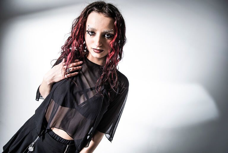 The Void / Denne kollektion f&oslash;rer dig ind i nu‑goth‑&aelig;stetikken: dybsort, okkult og pr&aelig;get af h&aring;ndtegnede symboler, all‑over eye‑prints og mystiske illustrationer. Inspireret af Nietzsches citat &bdquo;Hvis du kigger l&aelig;nge nok ind i tomrummet, begynder tomrummet at kigge tilbage gennem dig&ldquo; opst&aring;r et look, der virker, som om afgrunden selv kigger tilbage.Oversized silhuetter, destroy-detaljer, fine mesh-elementer og metalliske accenter former en moderne, m&oslash;rk witch-attitude. Illustrative motiver, k&aelig;der og sv&aelig;vende, delvist &oslash;delagte strikstrukturer forbinder modepieces med den k&oslash;lige, dystre atmosf&aelig;re i nu-goth-stilen &mdash; uden at blive romantisk, i stedet r&aring;, cool og g&aring;defuld. / Opdag nu!