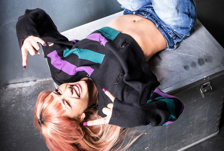 Cute Morbid / Denne Full Volume by EMP-kollektion spiller p&aring; en tiltalende kontrast: s&oslash;dt og morbide, samt bl&oslash;dt og dystert. Dybe sorttoner danner grundlaget, mens accenter i dreamy Purple og mystisk petrol skaber en n&aelig;sten &aelig;terisk atmosf&aelig;re.Oversized fits skaber en afslappet-dramatisk silhuet &ndash; perfekt til at fremh&aelig;ve de markante designs. Holografiske prints og kontraststriber fanger lyset og giver hvert stykke et skinnende twist.For bag den nuttede overflade gemmer der sig en m&oslash;rk lille hemmelighed: en sommerfugl med en ensidig ribbenkasse, en kanin med &aring;ben brystkasse &ndash; symboler, der redefinerer s&oslash;dhed og tilf&oslash;rer et strejf af uhyggelig &aelig;stetik. / Opdag nu!